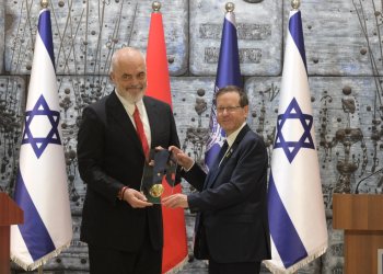 נשיא המדינה העניק את "עיטור הנשיא" לראש ממשלת אלבניה