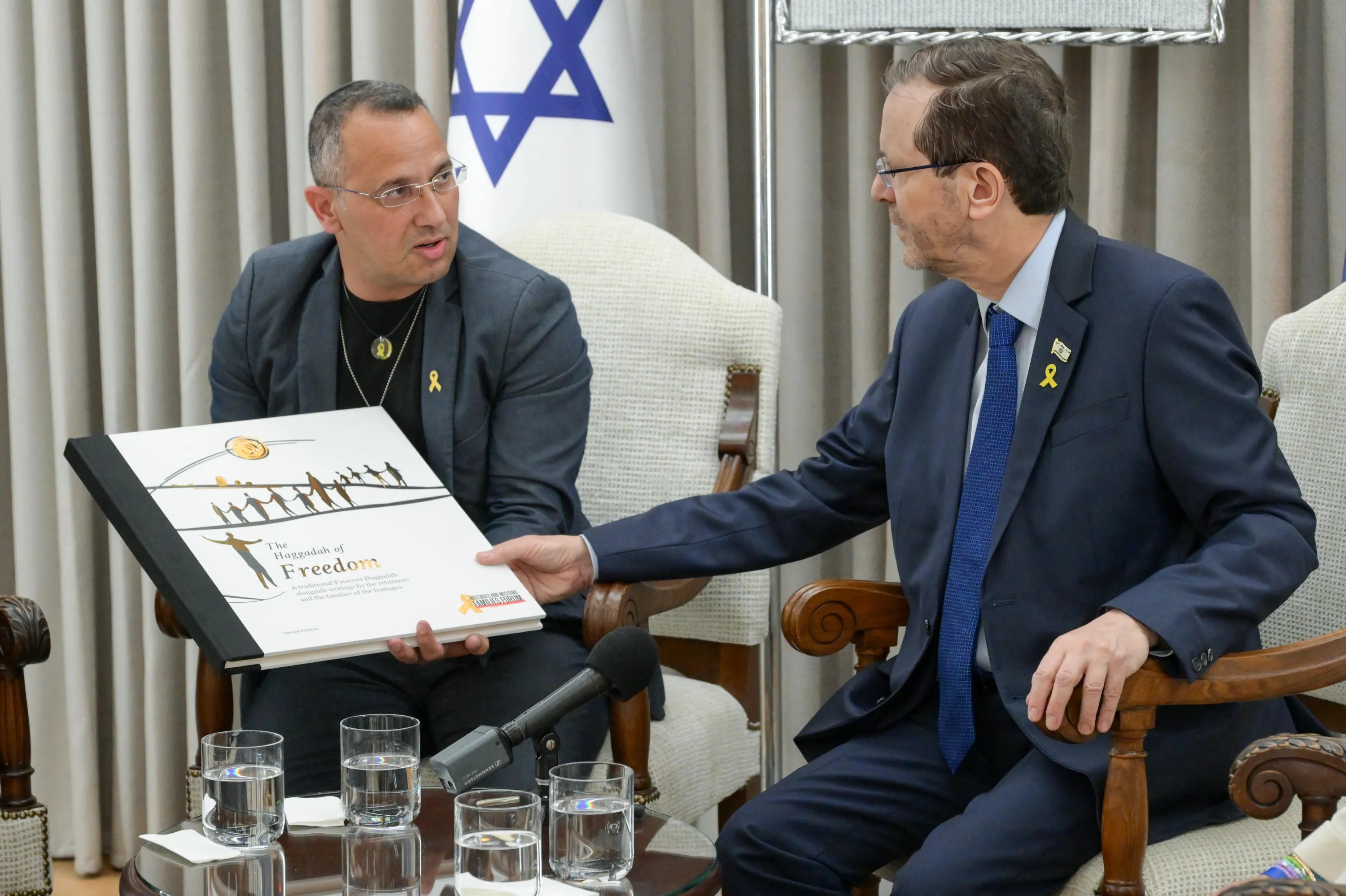 משפחות חטופים נפגשו עם הנשיא: "59 מחכים לקריעת ים סוף של דורנו"