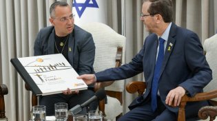 משפחות חטופים נפגשו עם הנשיא: "59 מחכים לקריעת ים סוף של דורנו"