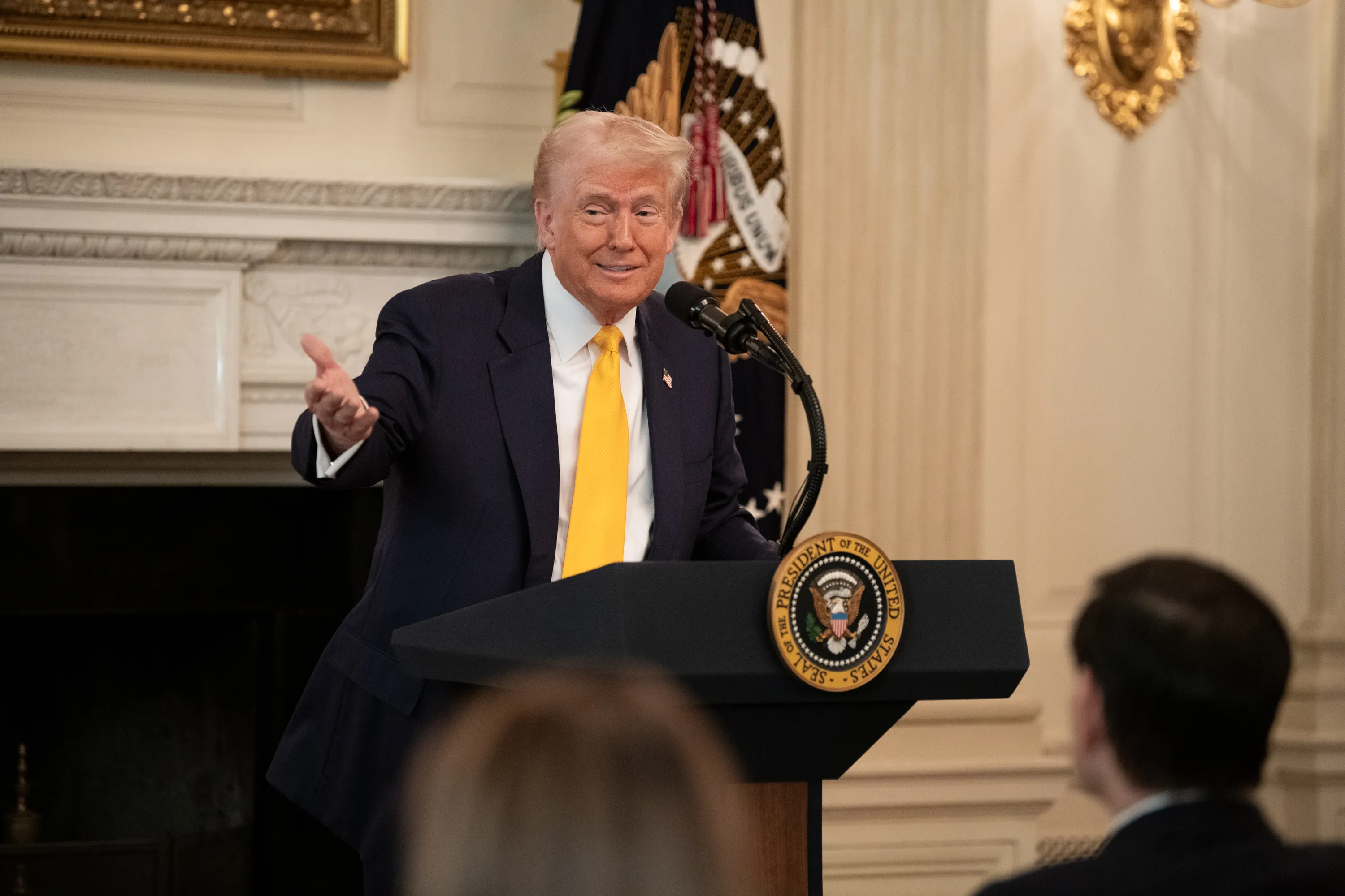 הנשיא טראמפ נכנע ללחץ, ומקפיא את העלאת המכסים ב-90 יום - למעט סין