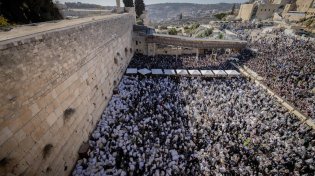 ביום שלישי בכותל: ברכת הכהנים ו"הקבלת פני רבו" לרבנים הראשיים