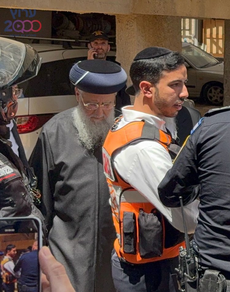 הרב דוד יוסף בהלווית מרן הרב מאיר מאזוז. (צילום: באדיבות המצלם)