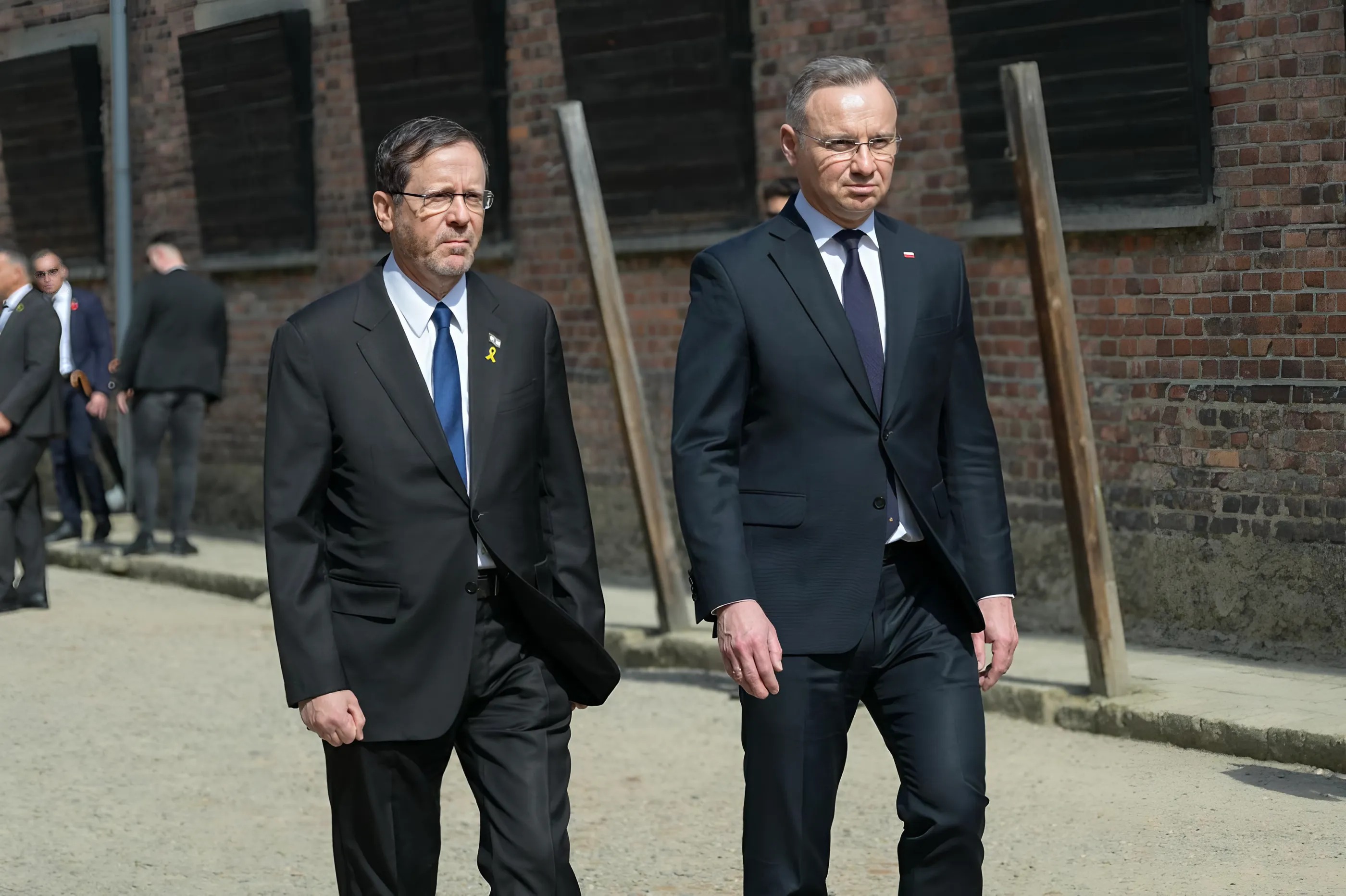 נשיא המדינה באושוויץ: "נשמת היהודים כלואה גם היום" נשיא המדינה באושוויץ: "נשמת היהודים כלואה גם היום"