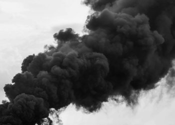 "ה' ילחם לכם": האש בנמל באיראן עדיין בוערת; יותר מ-1,200 פצועים