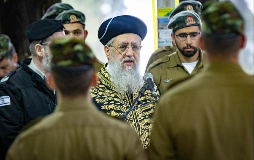 מרן הראשון לציון וראש הממשלה פייסו אב שכול שהתפרץ בטקס יום הזיכרון מרן הראשון לציון וראש הממשלה פייסו אב שכול שהתפרץ בטקס יום הזיכרון