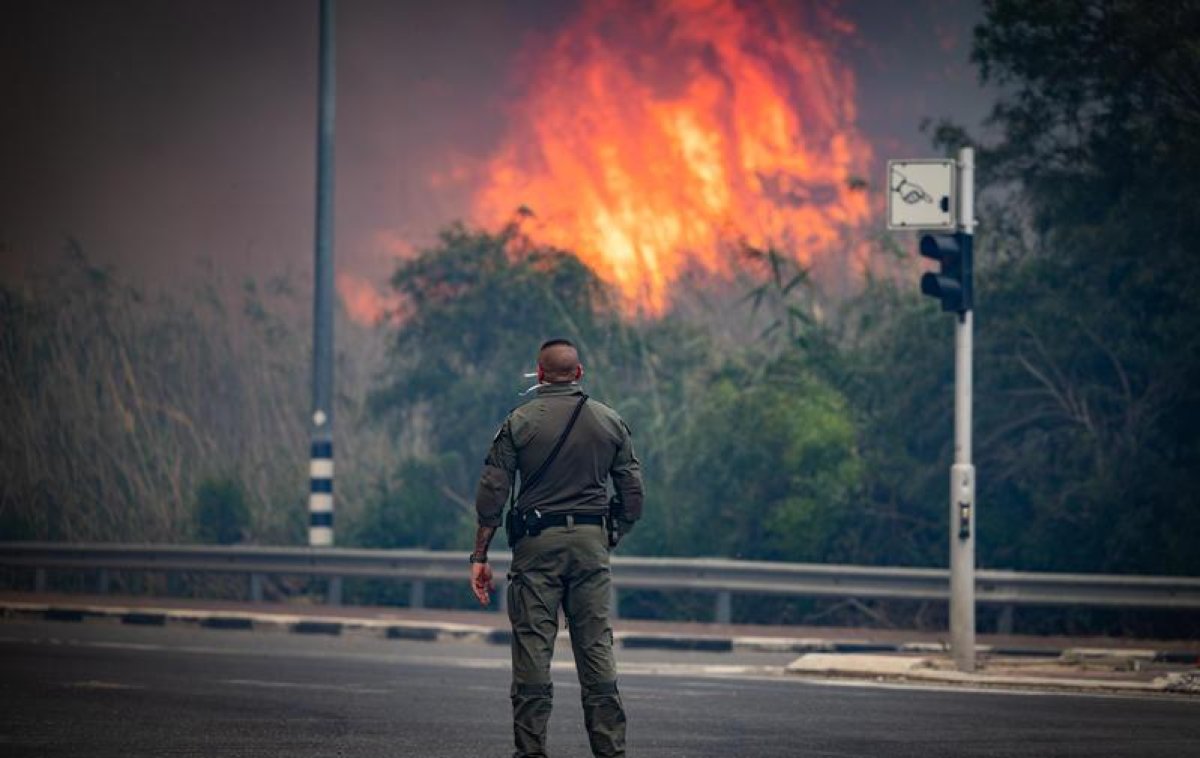 השריפה הגדולה שידעה ישראל: צוותי הכיבוי ייאבקו אל תוך הלילה השריפה הגדולה שידעה ישראל: צוותי הכיבוי ייאבקו אל תוך הלילה