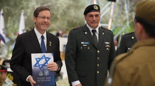 טקס החיילים המצטיינים עוטר בגיבורי המלחמה