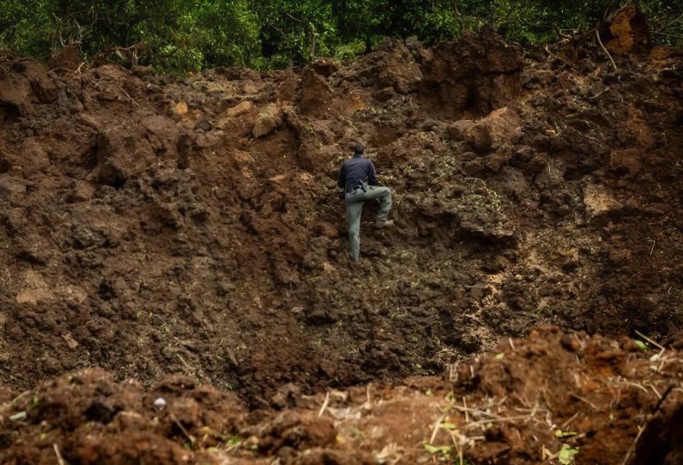 המכתש שנפער בכביש (צילום: Chaim Goldberg/Flash90)