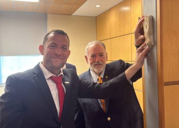 על משקוף דלת שגריר ארה"ב תוצב מזוזה מאבני השומרון