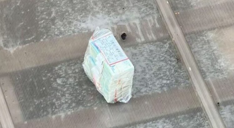 המשטרה חשפה מערך הלבנת כספים של 800 מיליון שקל – חמישה נעצרו חבילת השטרות שהושלכה מהחלון. כ-400 אלף שקל במזומן (צילום: דוברות המשטרה)