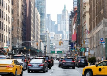 ניו יורק גרפה הון על רכבים, ואז טראמפ החליט להרוס לה