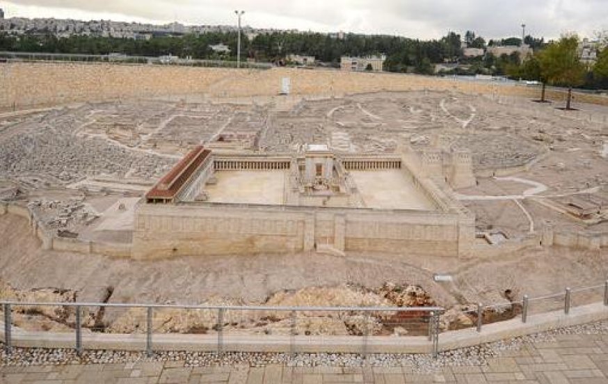 הרב הראשי התרגש מתערוכה חדשה על בית המקדש: "לא מבינים כמה זה חסר" הרב הראשי התרגש מתערוכה חדשה על בית המקדש: "לא מבינים כמה זה חסר"