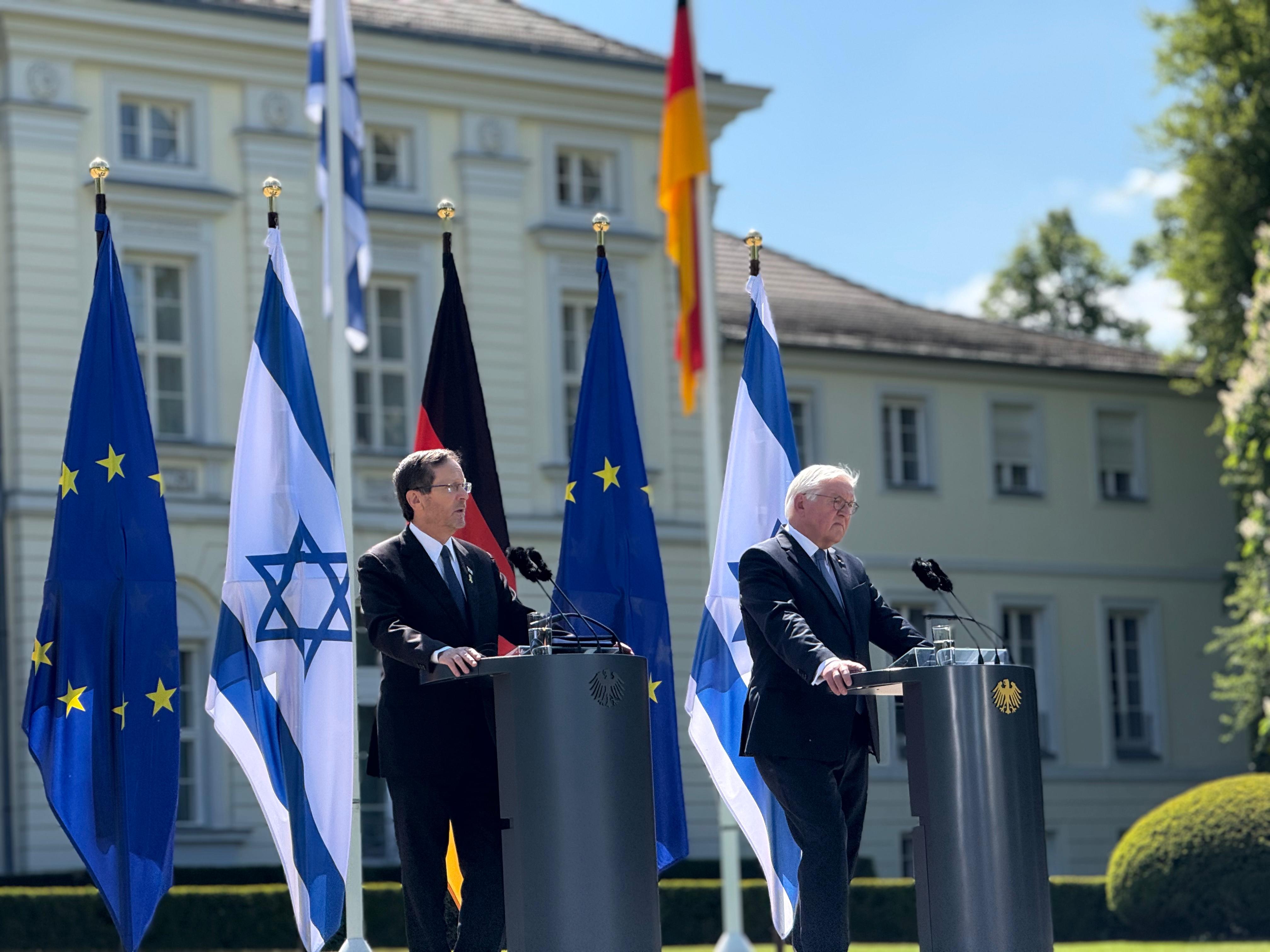 היום לפני 60 שנה, 20 שנה לאחר השואה: ישראל וגרמניה כוננו יחסים דיפלומטיים היום לפני 60 שנה, 20 שנה לאחר השואה: ישראל וגרמניה כוננו יחסים דיפלומטיים