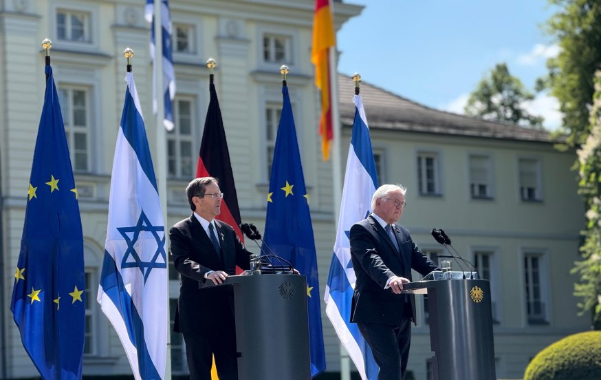 היום לפני 60 שנה, 20 שנה לאחר השואה: ישראל וגרמניה כוננו יחסים דיפלומטיים