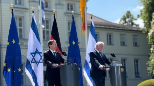 היום לפני 60 שנה, 20 שנה לאחר השואה: ישראל וגרמניה כוננו יחסים דיפלומטיים