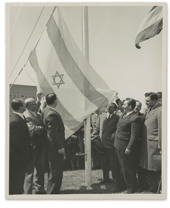 היום ב-1959: דגל ישראל מונף לצד דגלי האומות בבניין האו"ם היום ב-1959: דגל ישראל מונף לצד דגלי האומות בבניין האו"ם