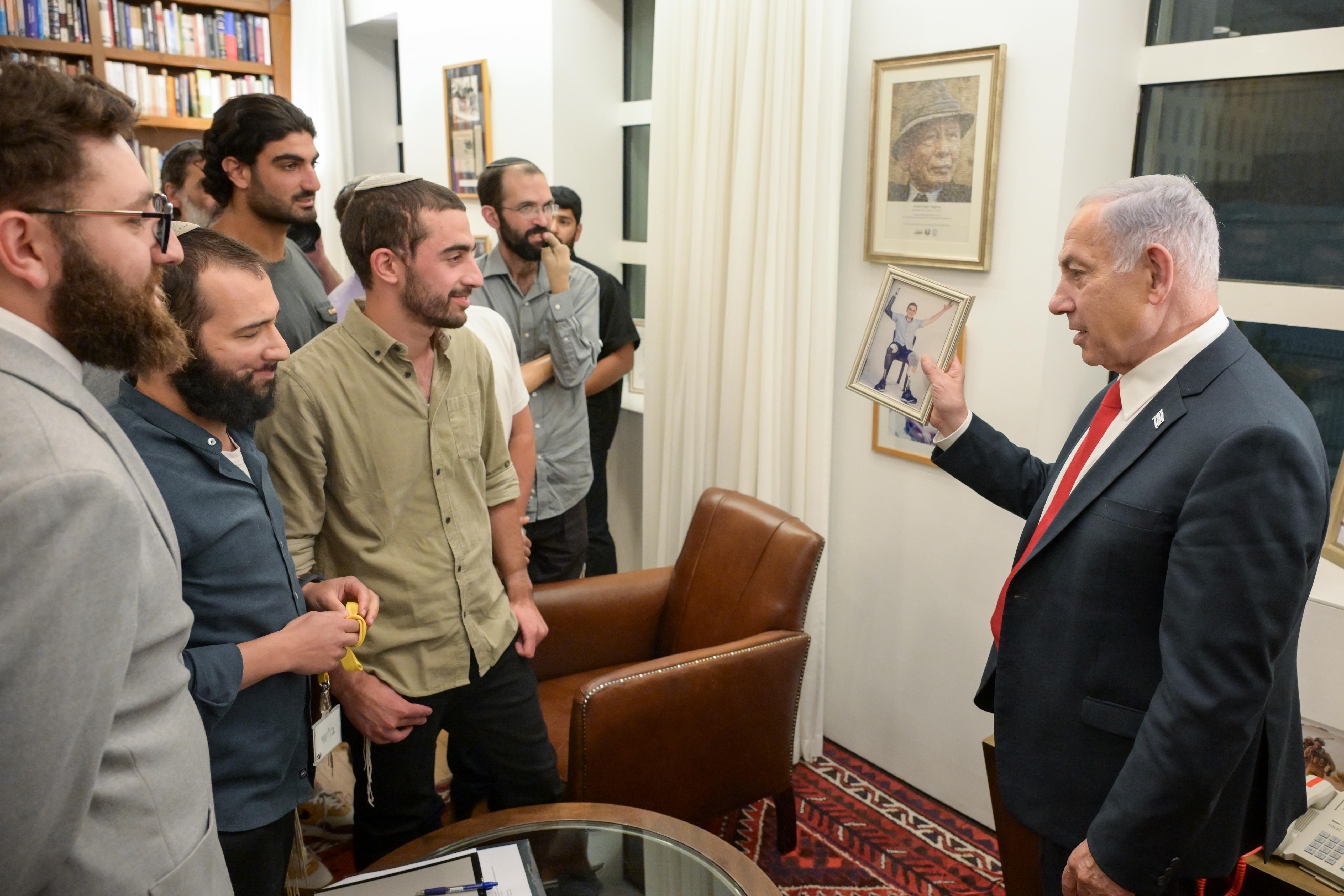 רה"מ ללוחמי מילואים שנפצעו: "בקרוב נתחיל במהלך להשמדת חמאס"