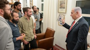 רה"מ ללוחמי מילואים שנפצעו: "בקרוב נתחיל במהלך להשמדת חמאס"