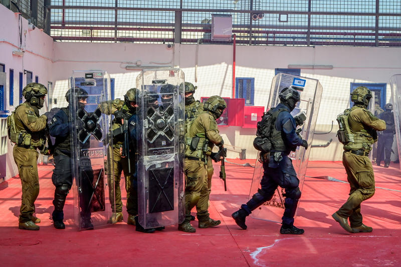 שכר הסוהרים יעלה בכ-20% כדי לשכנע אזרחים להגיע שכר הסוהרים יעלה בכ-20% כדי לשכנע אזרחים להגיע