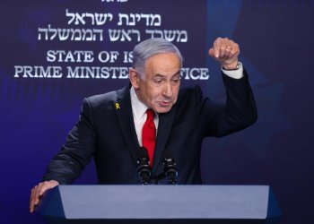 לפיד וגנץ לנתניהו: תחזיר את החטופים וצא ל"עידן חדש" במזה"ת