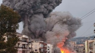 צה"ל הפציץ מחסן רקטות בלבנון - וגרם לפטריית עשן ענקית