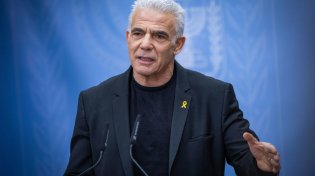 לפיד טוען: ישראל מממנת בסתר את קרן הסיוע ההומניטרי בעזה