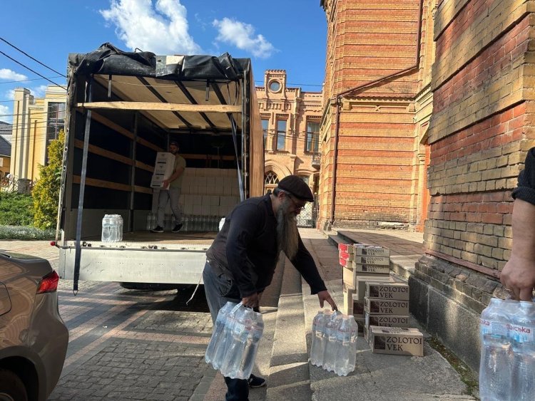 בצל מתקפת הקיץ הרוסית: יהודי אוקראינה מחלקים אלפי ערכות חג לילדים לקראת שבועות (צילום: FJCU)