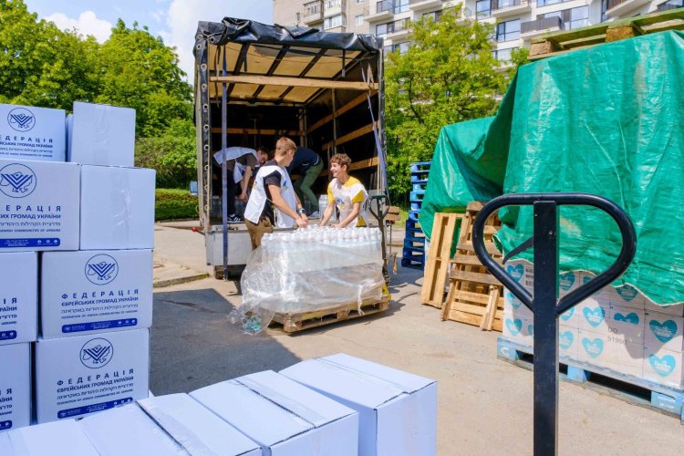 בצל מתקפת הקיץ הרוסית: יהודי אוקראינה מחלקים אלפי ערכות חג לילדים לקראת שבועות (צילום: FJCU)