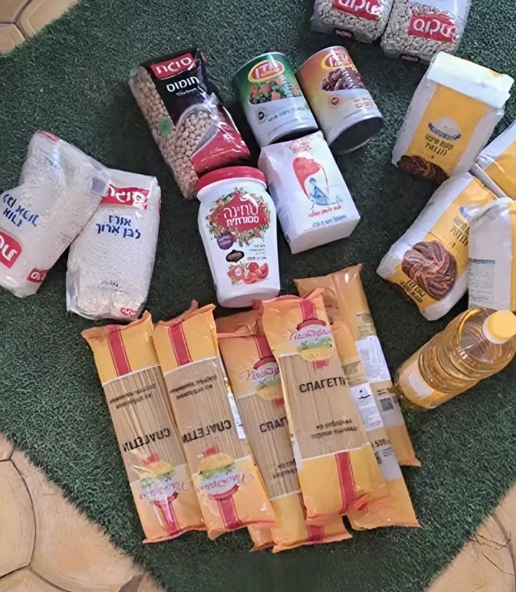 תכולת חבילות המזון שחולקו לעזתים. (צילום: לפי סעיף 27א')