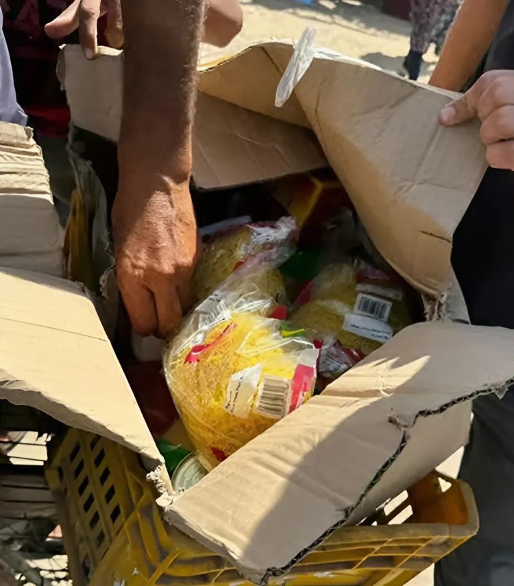 תכולת חבילות המזון שחולקו לעזתים. (צילום: לפי סעיף 27א')