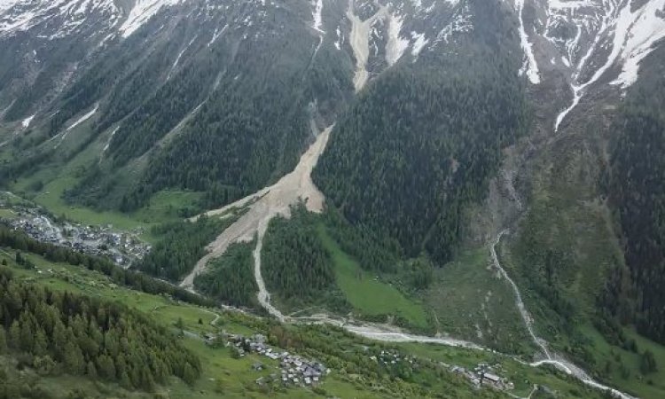 תיעוד מהאוויר: מפולת עצומה מחקה כמעט לחלוטין את הכפר בלאטן בשוויץ