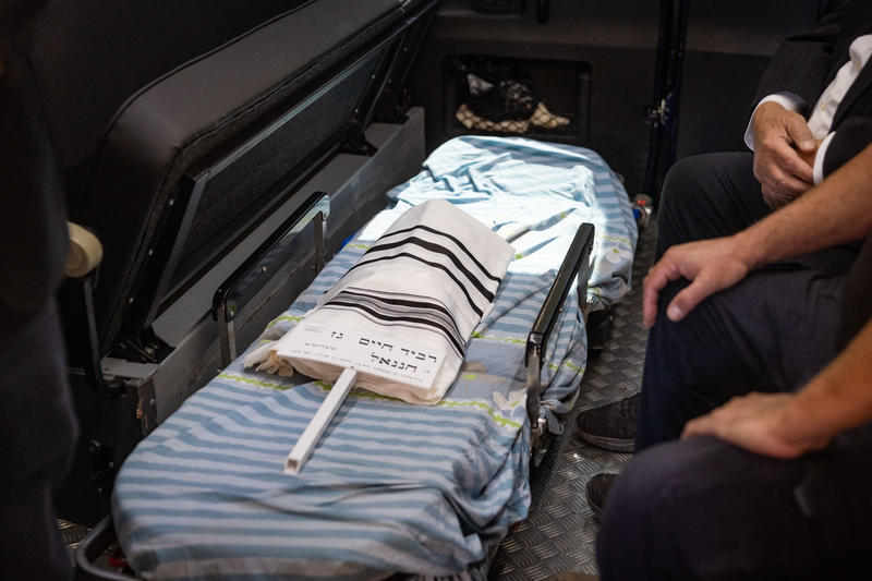 האב זעק: "ליבי שבור פעמיים!" • התינוק רביד חיים גז הובא למנוחות לצד אימו הי"ד האב זעק: "ליבי שבור פעמיים!" • התינוק רביד חיים גז הובא למנוחות לצד אימו הי"ד