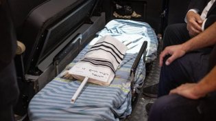 האב זעק: "ליבי שבור פעמיים!" • התינוק רביד חיים נטמן לצד אימו