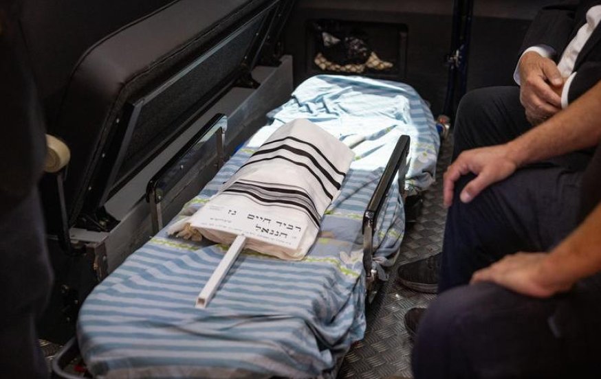 האב זעק: "ליבי שבור פעמיים!" • התינוק רביד חיים גז הובא למנוחות לצד אימו הי"ד האב זעק: "ליבי שבור פעמיים!" • התינוק רביד חיים גז הובא למנוחות לצד אימו הי"ד