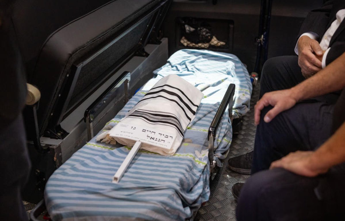 האב זעק: "ליבי שבור פעמיים!" • התינוק רביד חיים גז הובא למנוחות לצד אימו הי"ד האב זעק: "ליבי שבור פעמיים!" • התינוק רביד חיים גז הובא למנוחות לצד אימו הי"ד