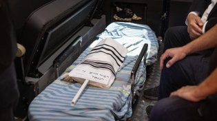האב זעק: "ליבי שבור פעמיים!" • התינוק רביד חיים נטמן לצד אימו