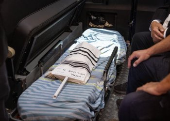 האב זעק: "ליבי שבור פעמיים!" • התינוק רביד חיים גז הובא למנוחות לצד אימו הי"ד האב זעק: "ליבי שבור פעמיים!" • התינוק רביד חיים גז הובא למנוחות לצד אימו הי"ד