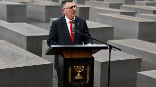 שר החוץ מאשים באנדרטת השואה: "העולם שכח את הלקח"