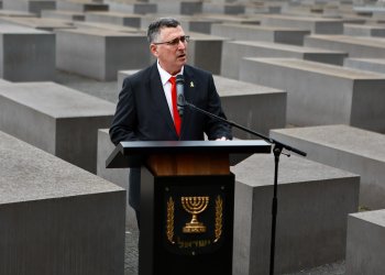 שר החוץ מאשים באנדרטת השואה: "העולם שכח את הלקח"