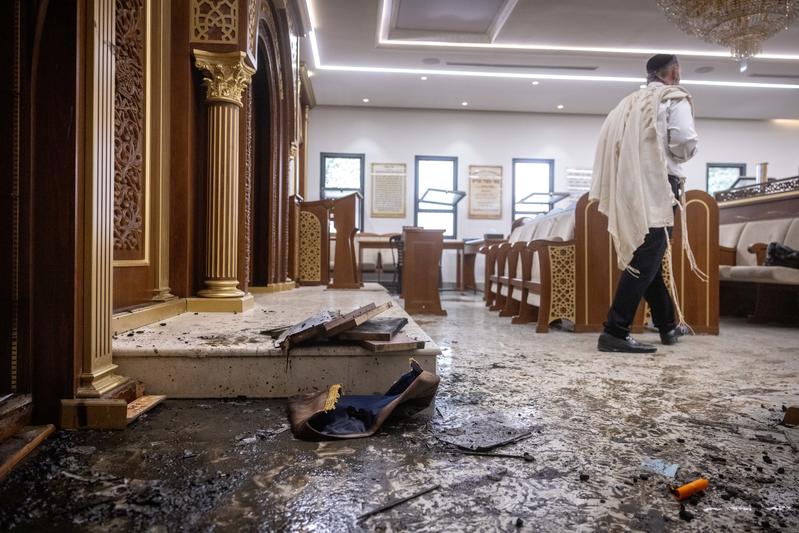 מרן הראש"ל הגיע לבית תפילתו שהוצת; ש"ס תממן אבטחה צמודה לרב