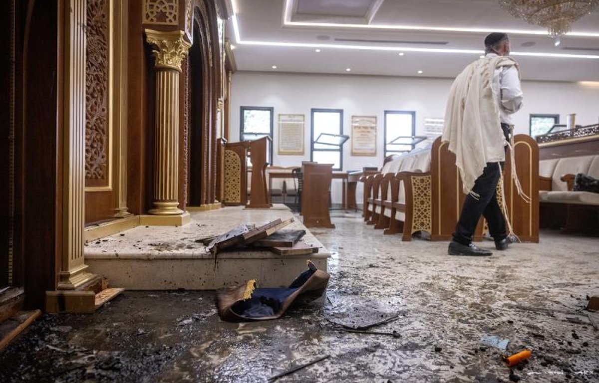מרן הראש"ל הגיע לבית תפילתו שהוצת; ש"ס תממן אבטחה צמודה לרב