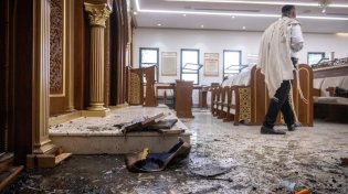 מרן הראש"ל הגיע לבית הכנסת; ש"ס תממן אבטחה צמודה לרב