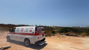נער בן 13 נפצע אנוש מירי באקדח של ההורים