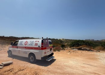 תמרור אזהרה בוהק: נער בן 13 נפצע אנוש מירי באקדח של ההורים תמרור אזהרה בוהק: נער בן 13 נפצע אנוש מירי באקדח של ההורים