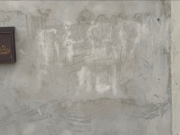 בצל המלחמה במזרח התיכון: חוללו עשרות קברים בבית העלמין היהודי בקישינב כתובת נאצה. (צילום: ללא קרדיט)