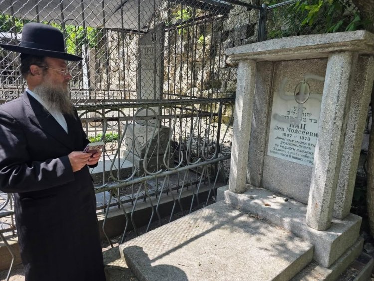 בצל המלחמה במזרח התיכון: חוללו עשרות קברים בבית העלמין היהודי בקישינב הקברים שחוללו במולדובה. (צילום: ללא קרדיט)