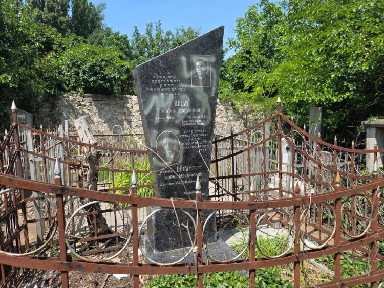 בצל המלחמה במזרח התיכון: חוללו עשרות קברים בבית העלמין היהודי בקישינב הקברים שחוללו במולדובה. (צילום: ללא קרדיט)