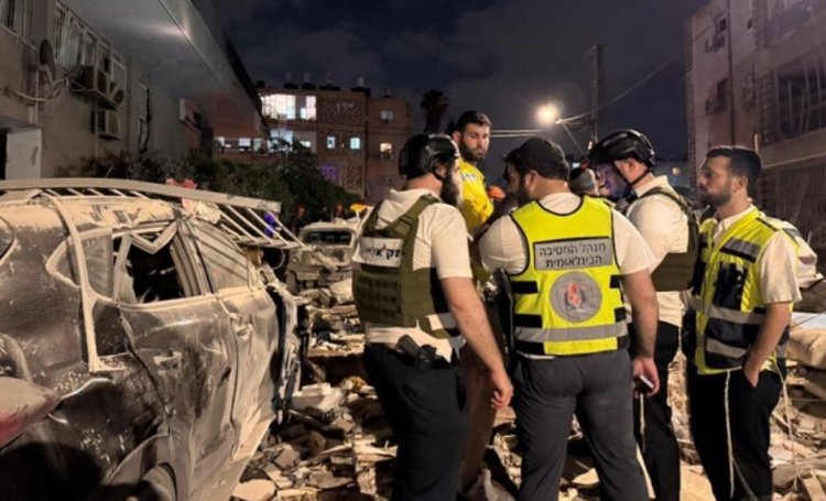 צוותי זק"א פועלים בזירה בבת ים (צילום: דוברות זק"א)