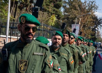 איראן מבועתת: הצמרת הביטחונית "במנוסה", הטלפונים הושבתו