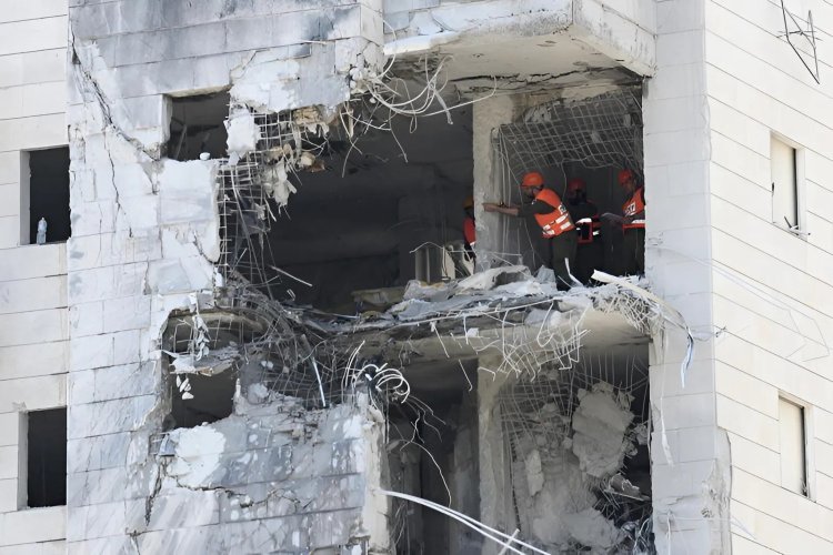 בני הזוג יעקב ודסי בלו הי"ד נהרגו בפגיעת הטיל בפתח תקווה פגיעת הטיל בבניין בפתח תקווה. צילום: Gili Yaari / Flash90